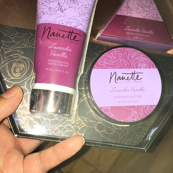 Iam Selling body lotion - Picture 3 of 8